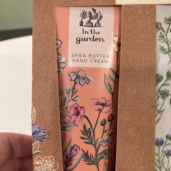 In The Garden Gardening Gloves & Hand Cream Set - Picture 5 of 6